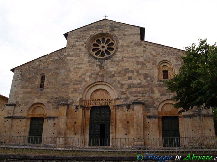 29-P7063045+.jpg - 29-P7063045+.jpg - L'antica chiesa di S. Tommaso da Caramanico (XIII sec.), fuori dal centro abitato.